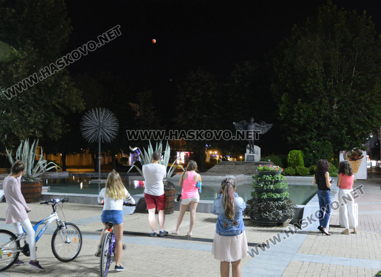 Хасковлии наблюдаваха най-дългото за века лунно затъмнение