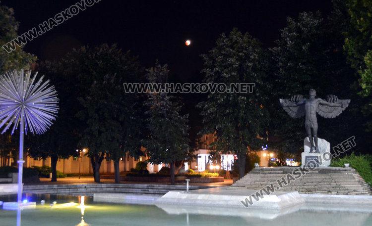 Хасковлии наблюдаваха най-дългото за века лунно затъмнение