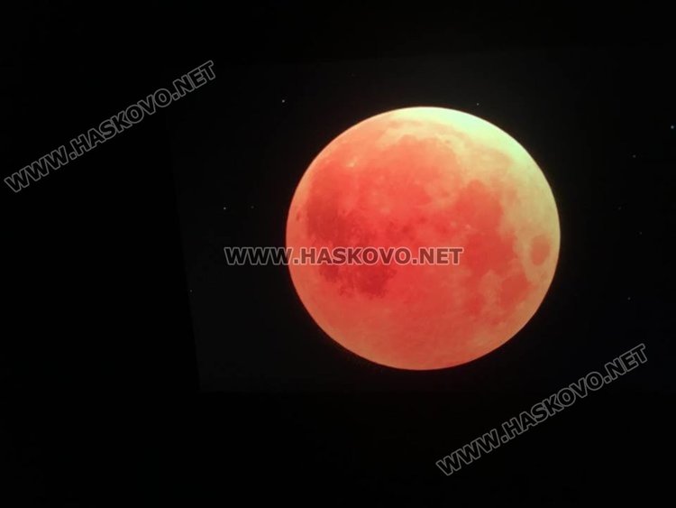 Десетки наблюдаваха кървавата луна от обсерваторията в Димитровград