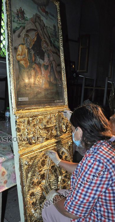 Доброволки реставрират олтарните двери в „Света Богородица“