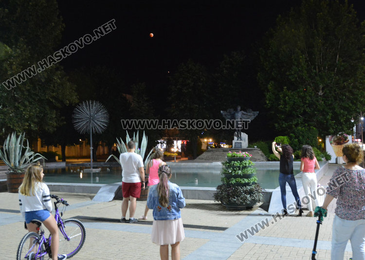 Хасковлии наблюдаваха най-дългото за века лунно затъмнение