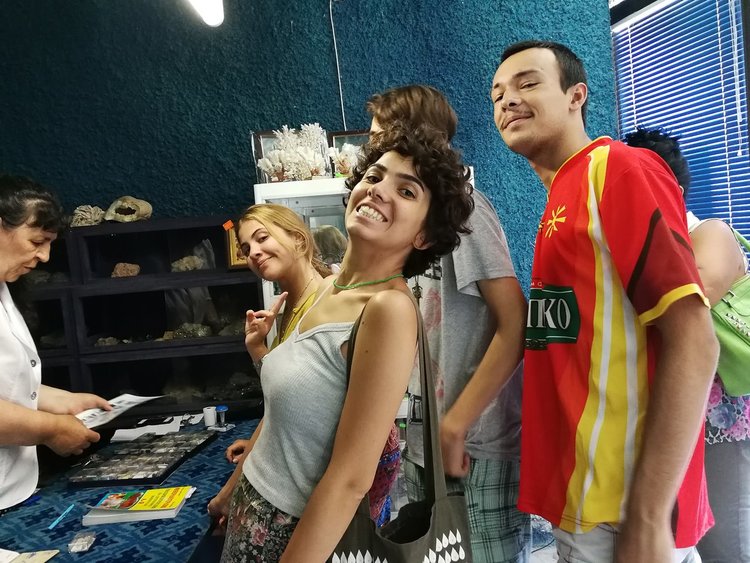 Младежите доброволци и тази година посещават Музея на кристалите в Мадан, единствен по рода си у нас