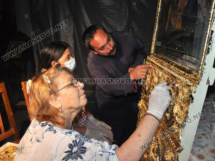 Доброволки реставрират олтарните двери в „Света Богородица“