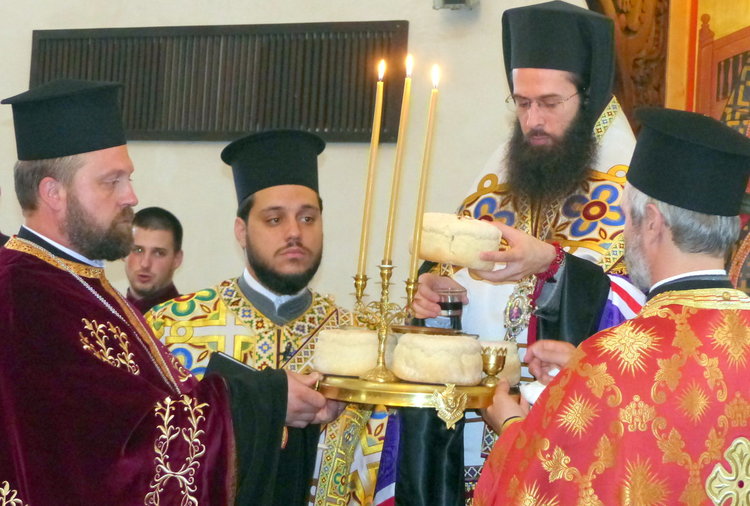 11 камбани ще бият за храмовия празник на голямата църква в Смолян