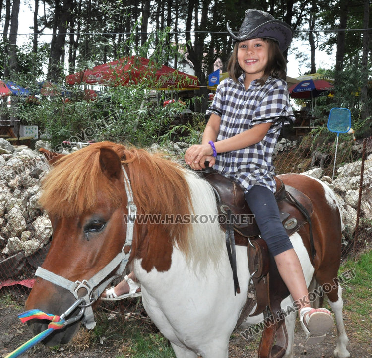 Деца се учат на толерантност в горския кът край Книжовник
