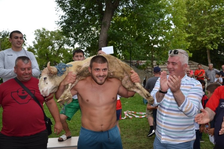 Сумист спечели народните борби в Момчилград