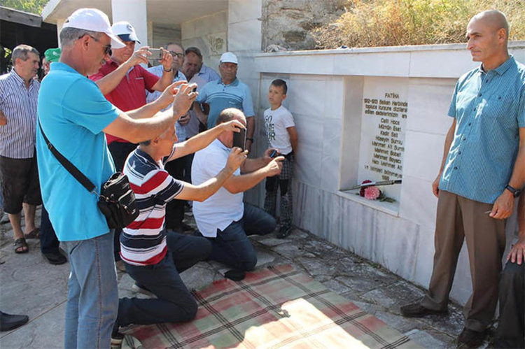 Поклонение пред плочата в Горно Прахово
