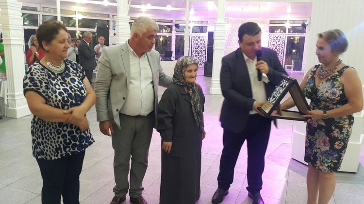 Връчиха плакет на майката на Наим Сюлейманоглу