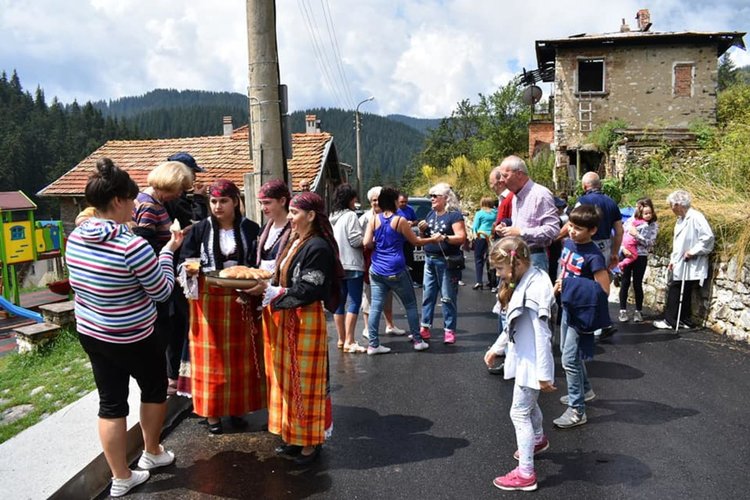 Родопско село събра 8 хил.лева, за да си има асфалтирана улица