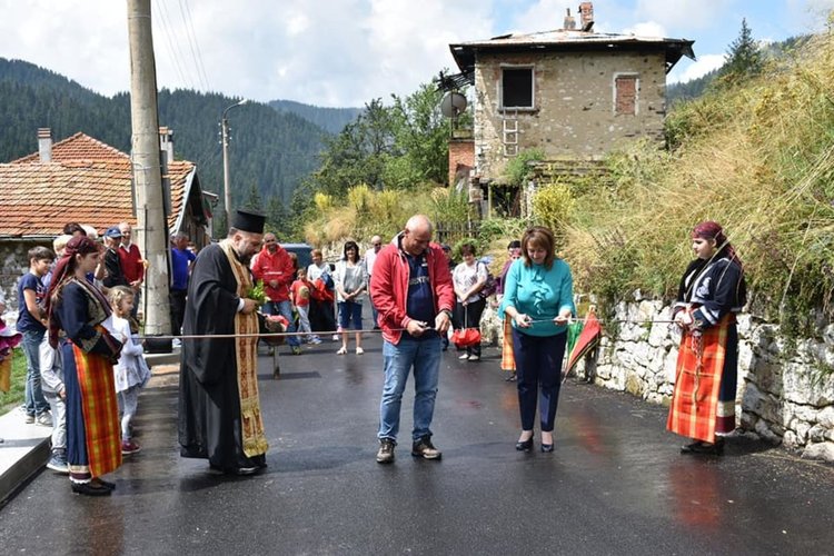 Родопско село събра 8 хил.лева, за да си има асфалтирана улица