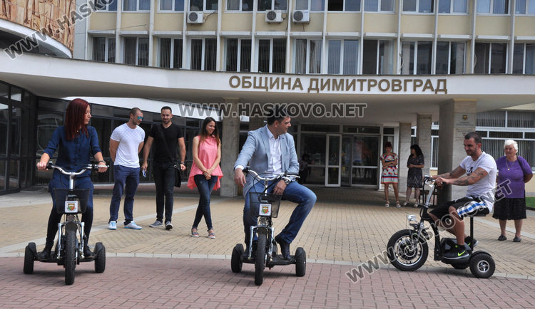 Бързо, евтино, екологично община Димитровград оборудва служителите си