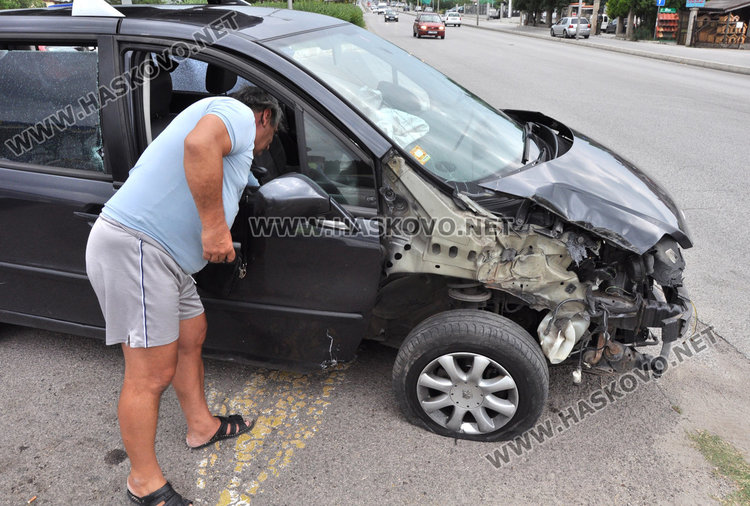 Фиат с ремаркe се заби в стълб по Кърджалийска