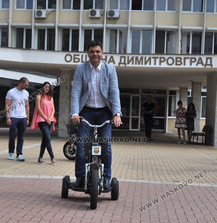 Бързо, евтино, екологично община Димитровград оборудва служителите си