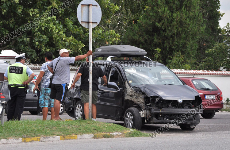 Фиат с ремаркe се заби в стълб по Кърджалийска