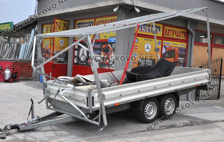 Фиат с ремаркe се заби в стълб по Кърджалийска