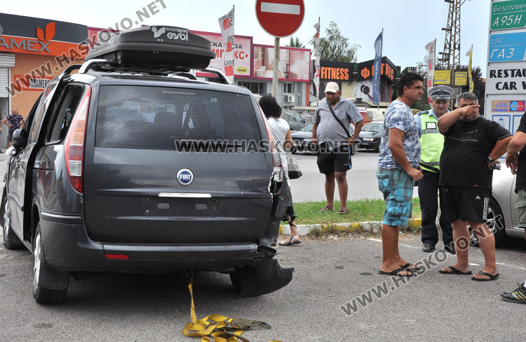 Фиат с ремаркe се заби в стълб по Кърджалийска