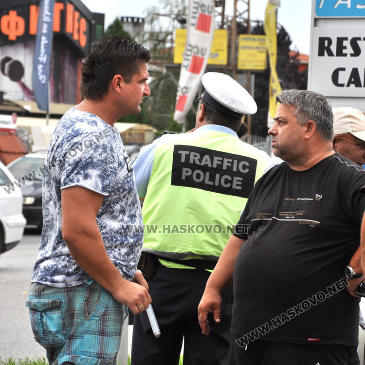 Фиат с ремаркe се заби в стълб по Кърджалийска