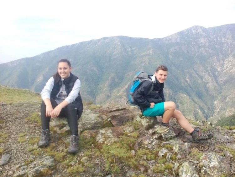 Младежите са на похода с родителите си и вече са запалени планинари