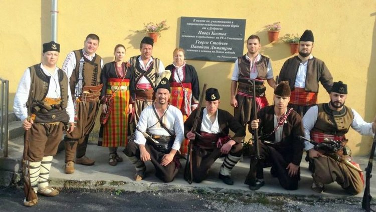 "Родопски хайдути" откриха паметна плоча на загиналите в село Добралък