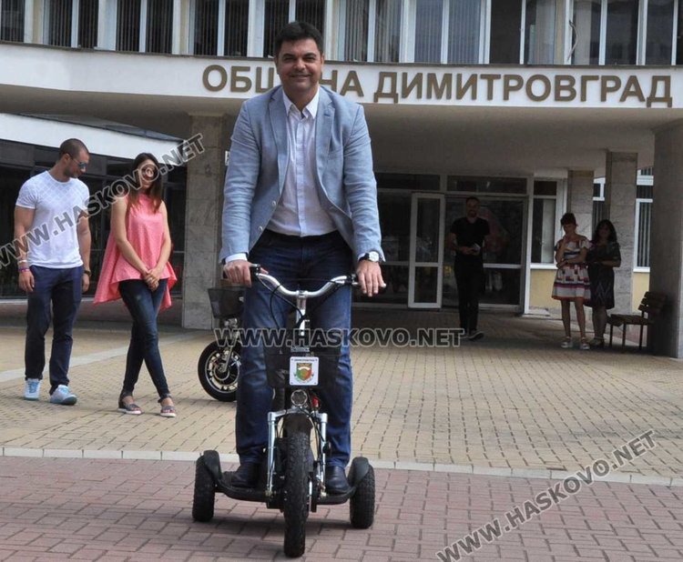 Бързо, евтино, екологично община Димитровград оборудва служителите си