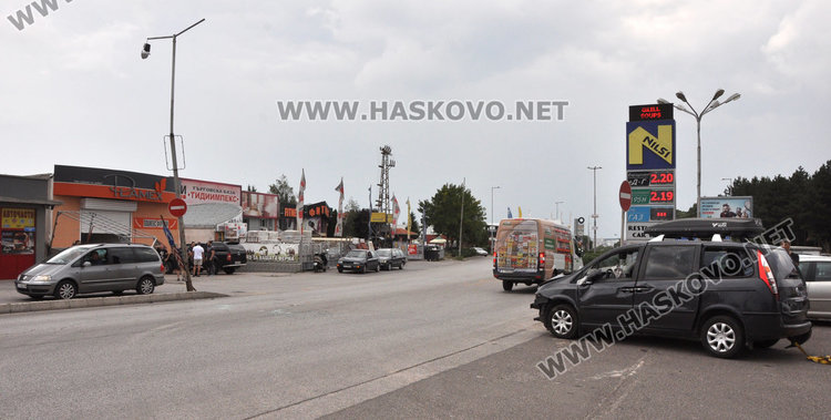 Фиат с ремаркe се заби в стълб по Кърджалийска