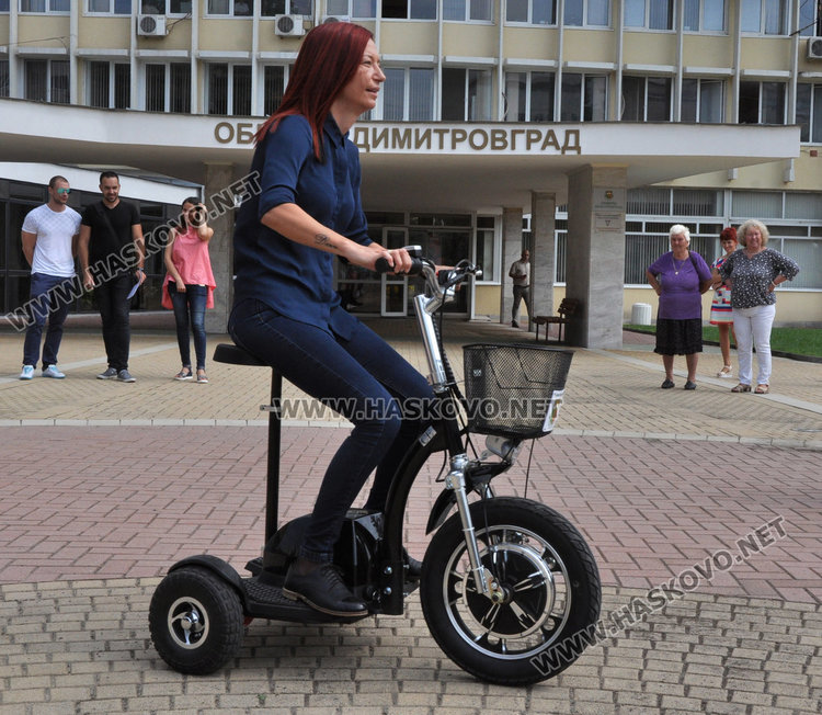 Бързо, евтино, екологично община Димитровград оборудва служителите си