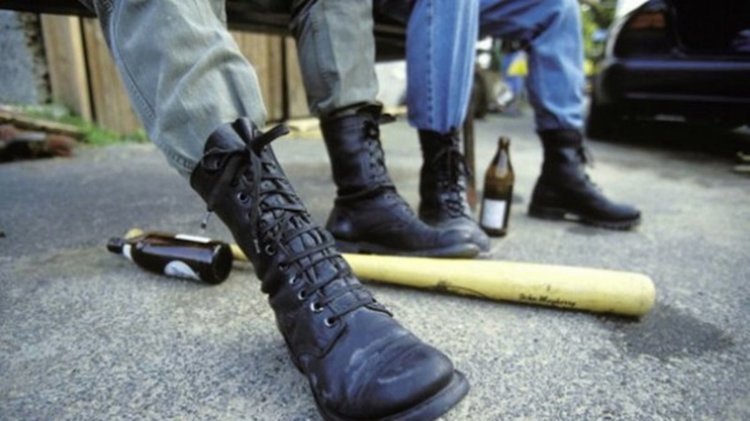 Двама се млатят с тухла и дървен кол