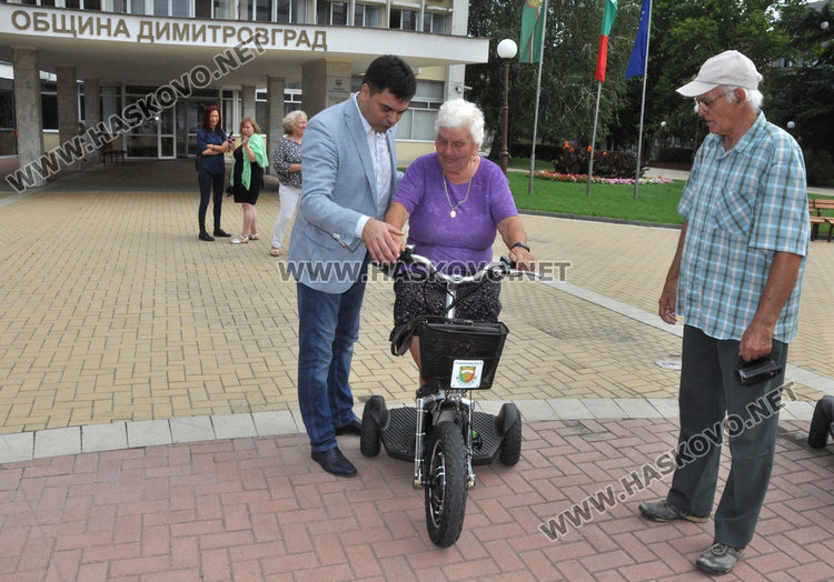 Кметътъ показва на 80-годишната Вълка Колева новата електротриколка