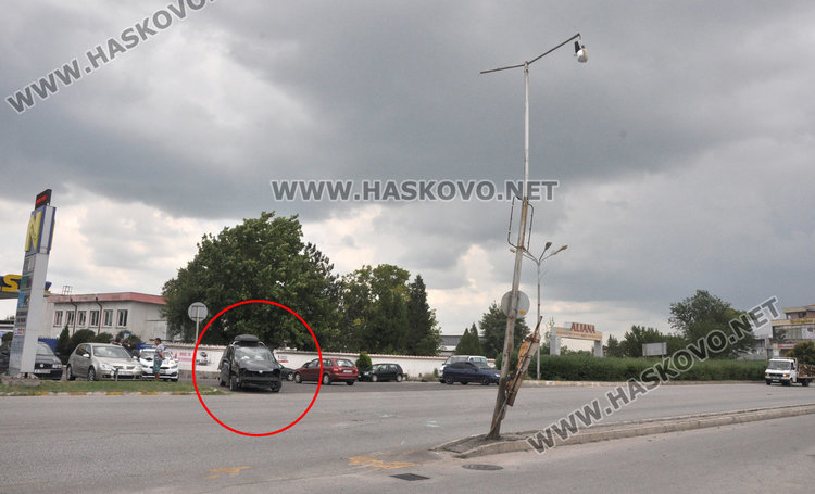 Фиат с ремаркe се заби в стълб по Кърджалийска