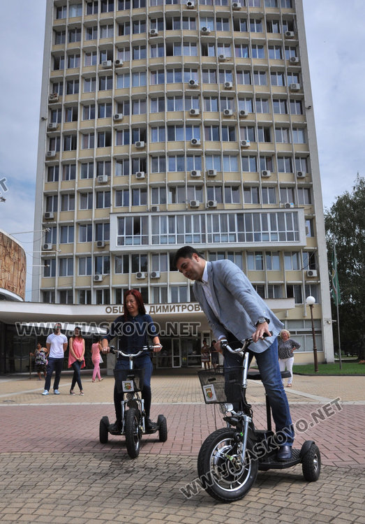 Бързо, евтино, екологично община Димитровград оборудва служителите си