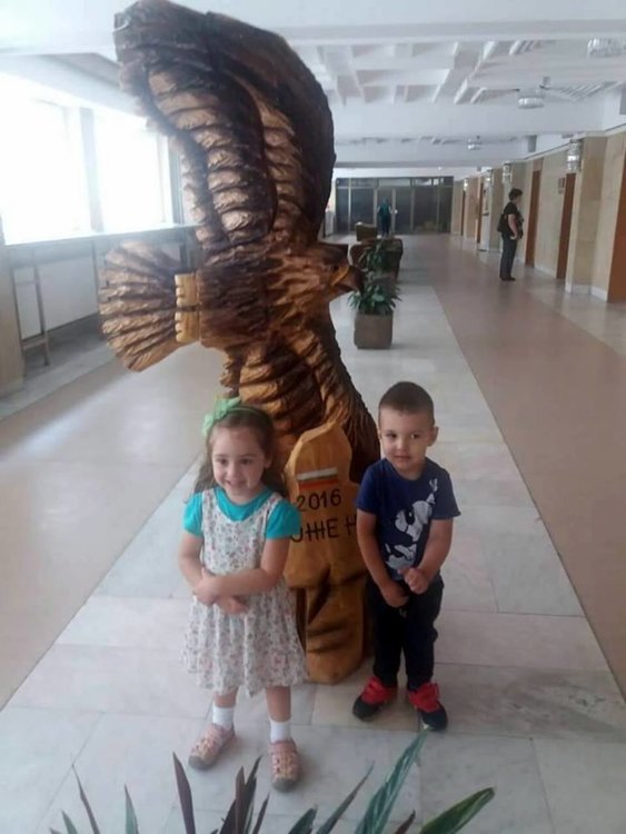 Малчугани от детска градина "Слънце" връчиха грамота на зам.-кмета на Смолян