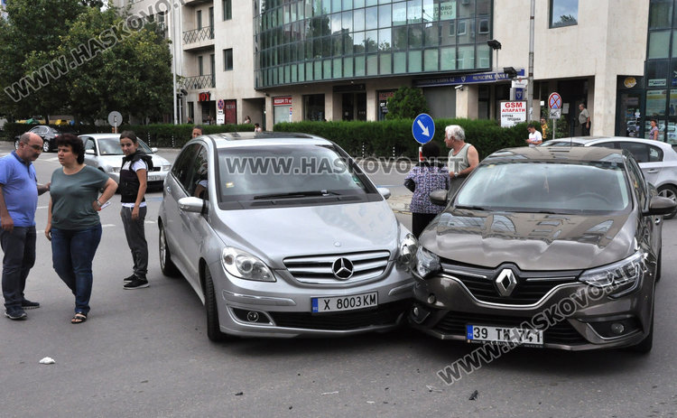 Турско Рено не спря на стоп и се заби в хасковски Мерцедес
