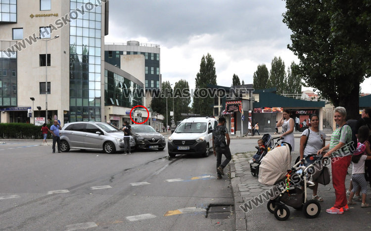 Турско Рено не спря на стоп и се заби в хасковски Мерцедес