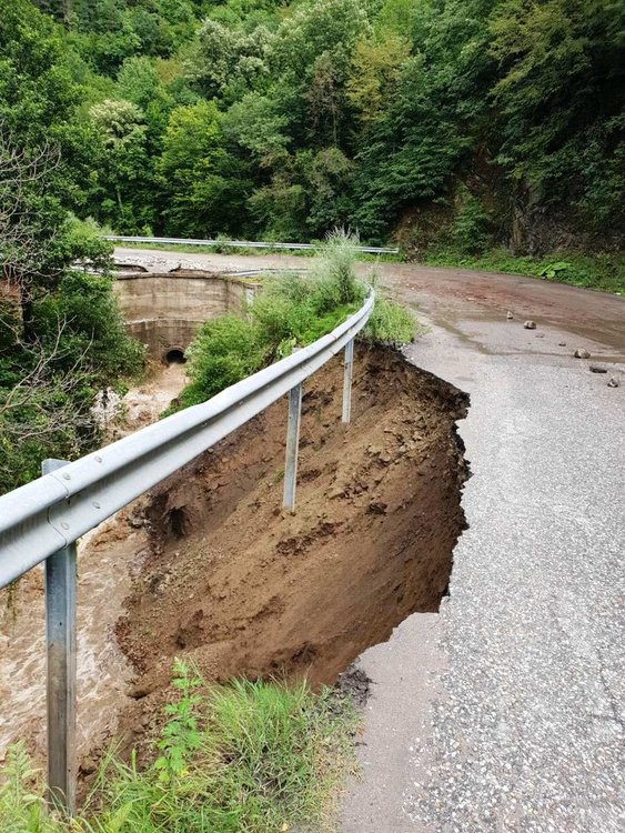 Пътят Девин-Кричим е затворен,движението е пренасочено