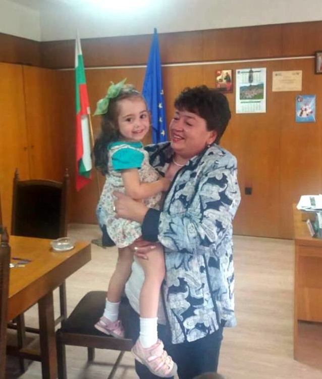 Малчугани от детска градина "Слънце" връчиха грамота на зам.-кмета на Смолян