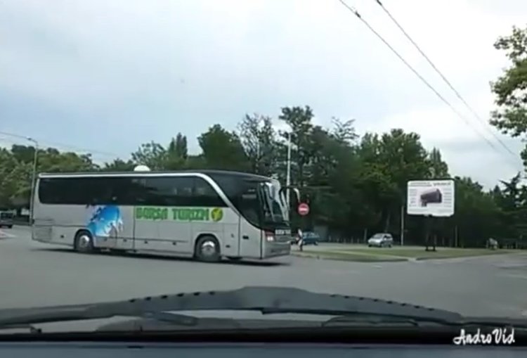 Турски автобус сече пътя при ляв завой, катастрофата- на косъм /видео/