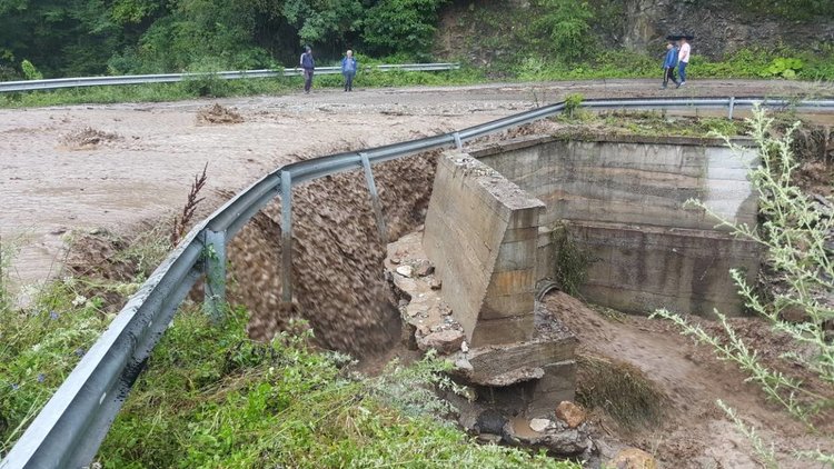 Пътят за Забърдо и Чудните мостове е затворен