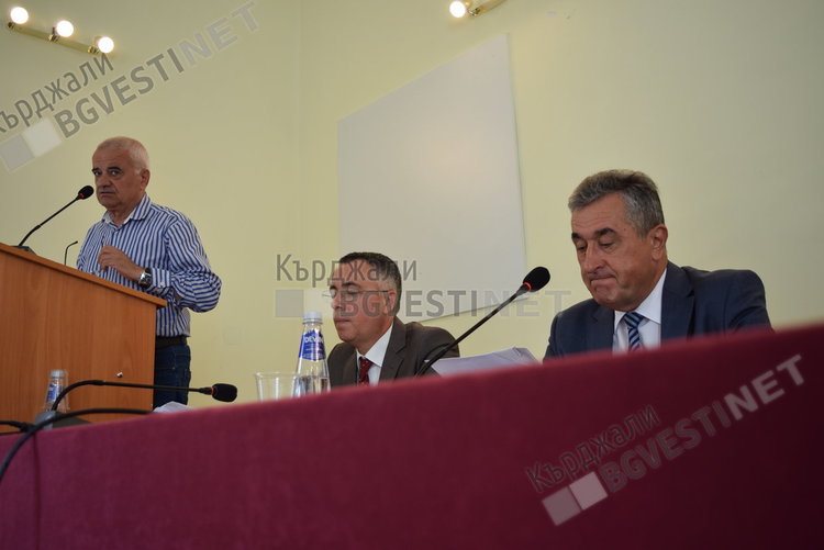 Милан Миланов представя информация