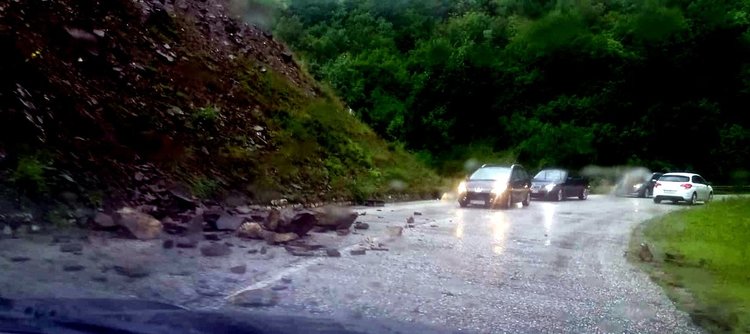 Срутвания и наводнени пътища налагат ограничения на движението в Девинско