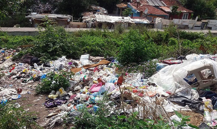 Читатели: Незаконно сметище расте на метри от центъра, шахтите - запушени