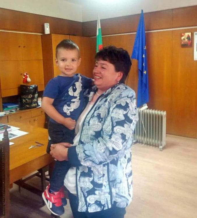 Малчугани от детска градина "Слънце" връчиха грамота на зам.-кмета на Смолян