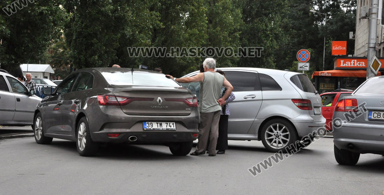 Турско Рено не спря на стоп и се заби в хасковски Мерцедес