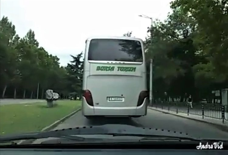 Турски автобус сече пътя при ляв завой, катастрофата- на косъм /видео/