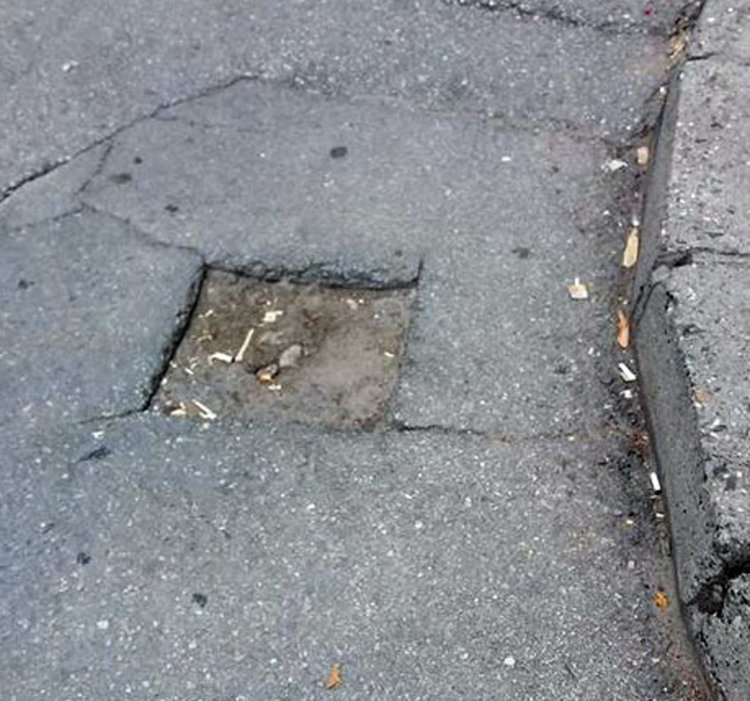 Читатели: Незаконно сметище расте на метри от центъра, шахтите - запушени