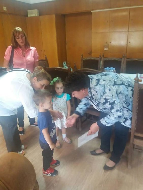 Малчугани от детска градина "Слънце" връчиха грамота на зам.-кмета на Смолян