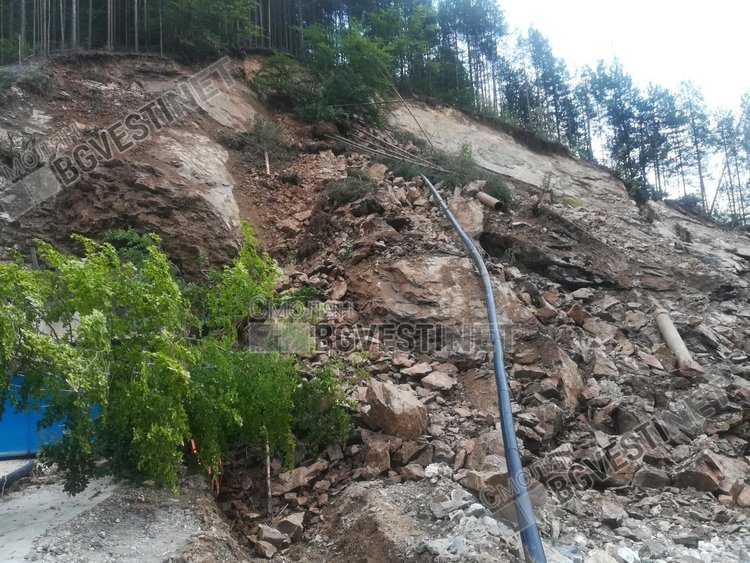 Пред очите на десетки протестиращи: Ново свлачище изрови водопровод за няколко села