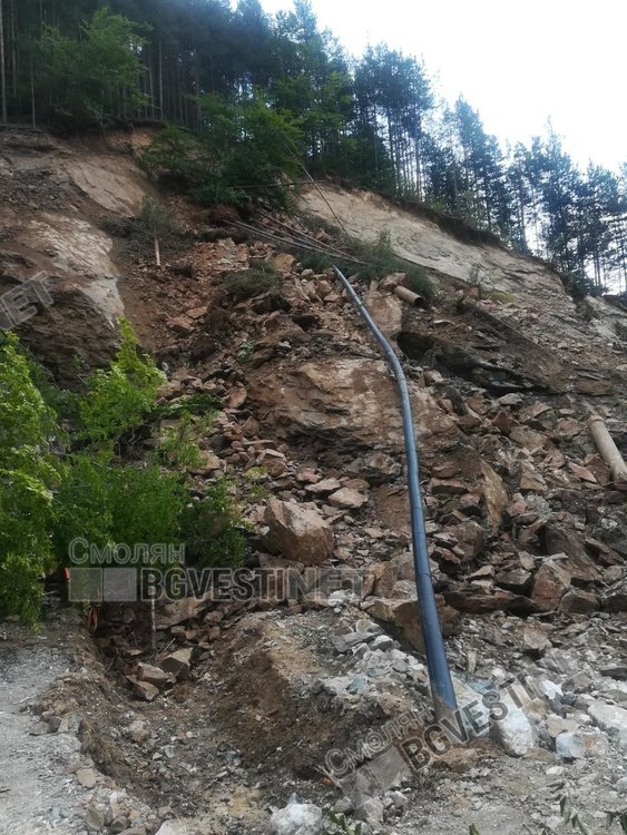 Пред очите на десетки протестиращи: Ново свлачище изрови водопровод за няколко села