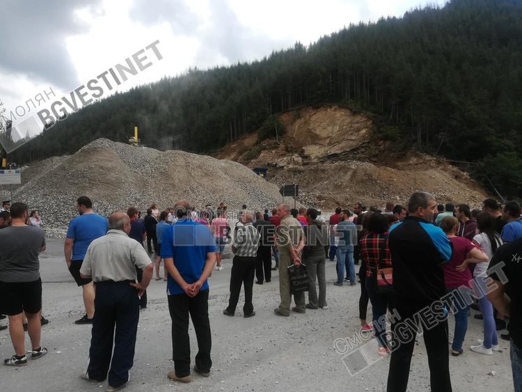 Пред очите на десетки протестиращи: Ново свлачище изрови водопровод за няколко села