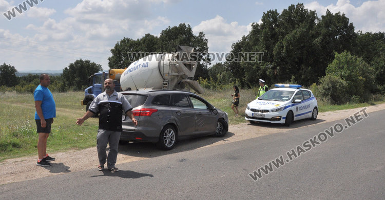 Бетоновоз заби нов Форд в спрял камион край Хасково
