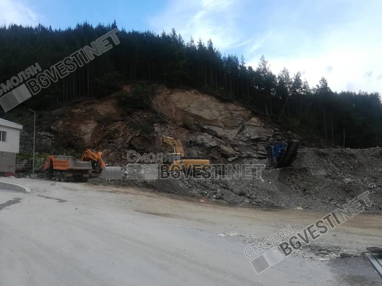 Пред очите на десетки протестиращи: Ново свлачище изрови водопровод за няколко села